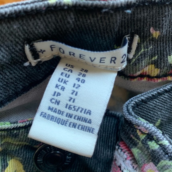 Forever 21 | Floral Patterned Gray Jeans | Size 8 - Picture 5 of 13